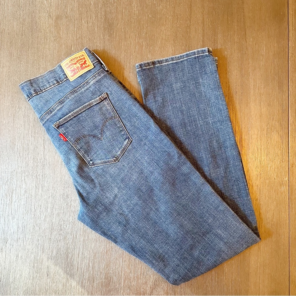 Women’s Levis Slimming Straight Jeans